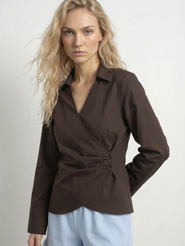 HYPEDROP Blouse in Brown: front