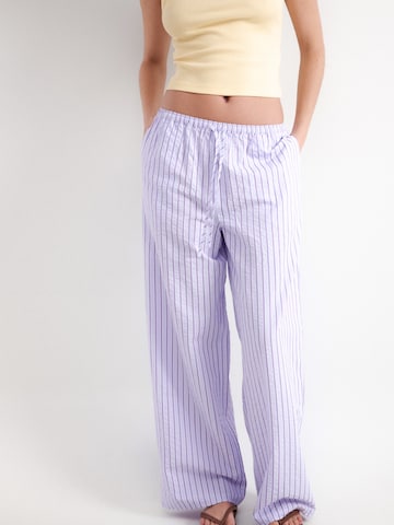 BALMOHK - Perna larga Calças em roxo: frente