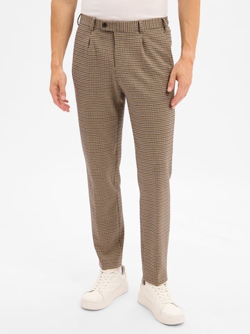 Regular Pantalon à plis 'Hudson' Finshley & Harding London en marron : devant