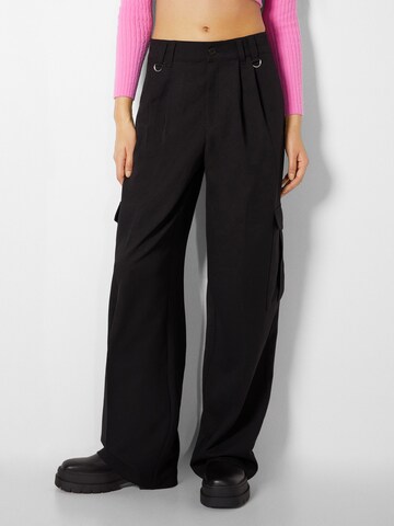 Wide leg Pantaloni cutați de la Bershka pe negru: față