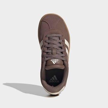 ADIDAS SPORTSWEAR Ketsid 'VI Court 3.0', värv pruun