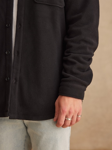 DAN FOX APPAREL جينز مضبوط قميص 'Jarne' بلون أسود