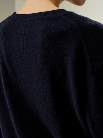 Pullover 'Baby-Kaschmir Pullover mit V-Ausschnitt' di Lilysilk in blu