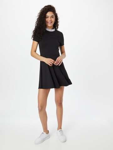 Rochie de la Tommy Jeans pe negru: față