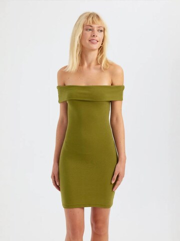 Hiccup Dress in Green: front