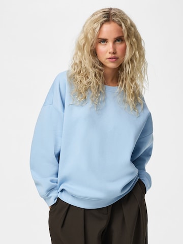 Sweat-shirt 'PCChilli' PIECES en bleu : devant
