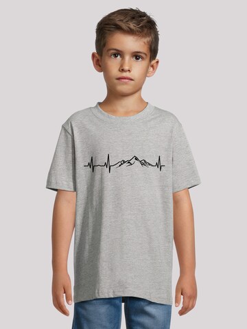 T-Shirt 'Mountain Heartbeat' F4NT4STIC en gris : devant