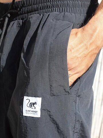 Surf Monkey - Loosefit Pantalón funcional en negro