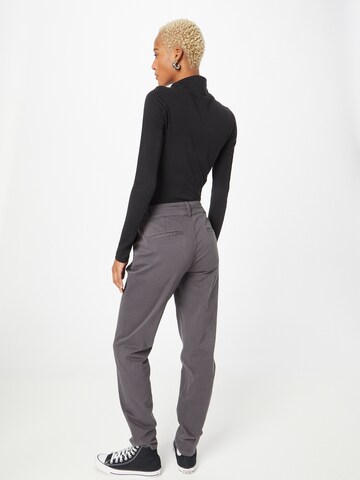 QS - regular Pantalón chino en gris