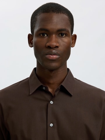 SELECTED - Ajuste estrecho Camisa en marrón
