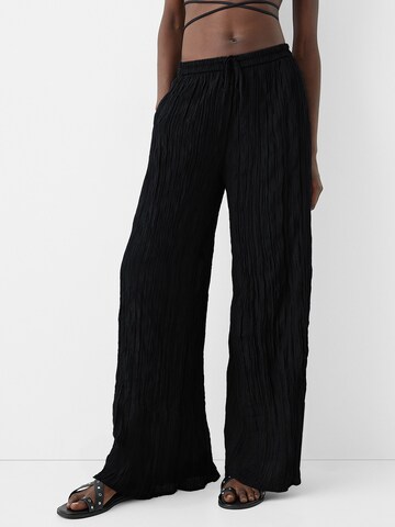 Bershka Wide leg Trousers in Black: front