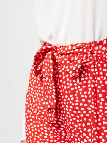 PIECES Curve Loosefit Shorts 'Nya' in Rot
