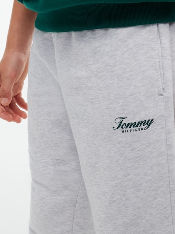 pilka TOMMY HILFIGER Siaurėjantis Kelnės