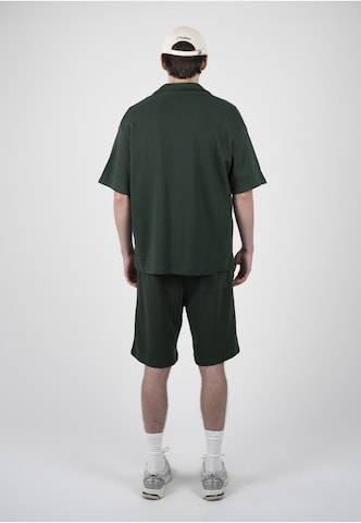 Prohibited Regular Shorts in Grün