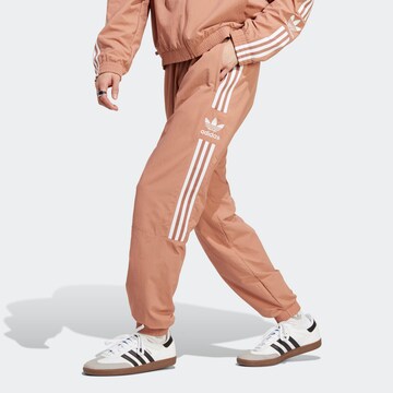 rožinė ADIDAS ORIGINALS Siaurėjantis Kelnės 'Adicolor Classics Lock-Up Trefoil'