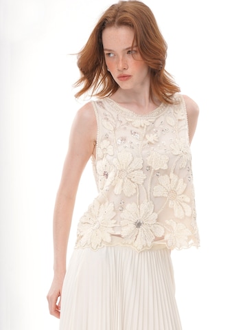 Top 'Floral Applique Beaded Sleeveless Top, Rhinestone‑Trimmed Sheer Crew Neck Vest' di yoligex in bianco