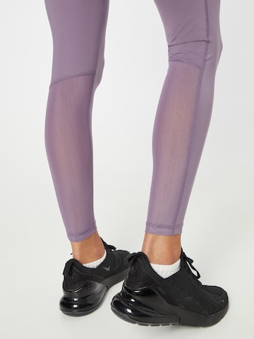 NIKE Skinny Spodnie sportowe w kolorze fioletowy