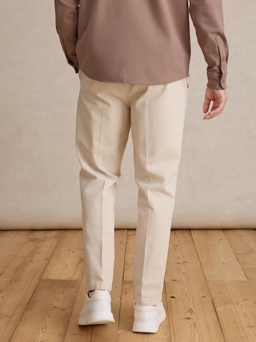 DAN FOX APPAREL Regular Панталон с ръб 'Jannek' в бяло