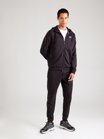 Costum de trening de la EA7 Emporio Armani pe negru: față