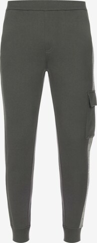 Calvin Klein Jeans - Tapered Calças cargo em cinzento: frente