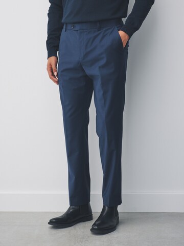 Coupe slim Pantalon à plis Next en bleu : devant