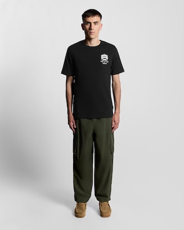 Lyle & Scott Paita 'Legends On The Pitch' värissä musta