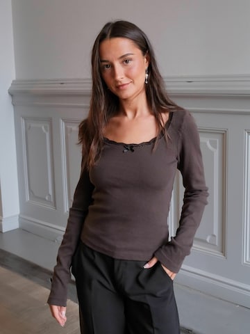 Top ' Lace ' de la ITS MAY pe maro: față