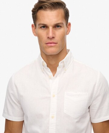 Fit confort Chemise 'City' Superdry en blanc