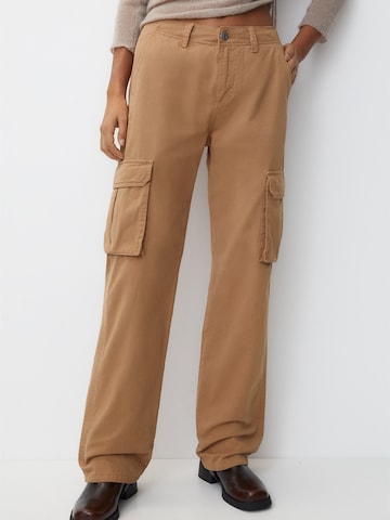 Pull&Bear Regular Cargo Jeans in Brown: front