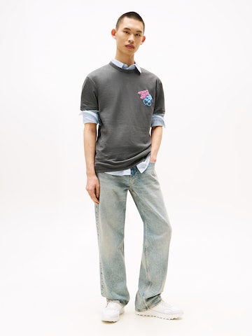 Tommy Jeans T-shirt 'NOVELTY FAIR' i svart