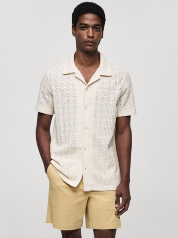 Coupe regular Chemise 'Tereo' MANGO MAN en beige : devant