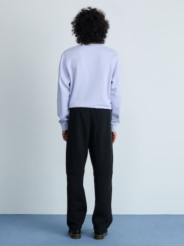 Regular Pantaloni 'Tech Flc' de la Nike Sportswear pe negru