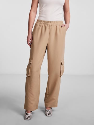 YAS Loose fit Cargo trousers 'Recco' in Brown: front