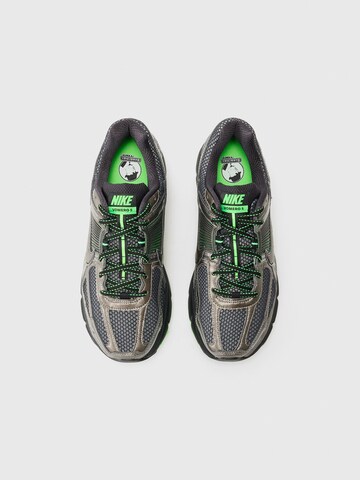 Nike Sportswear Rövid szárú sportcipők 'Zoom Vomero 5' - szürke: felül