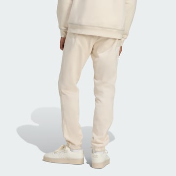 Tapered Pantaloni 'Trefoil Essentials' di ADIDAS ORIGINALS in bianco