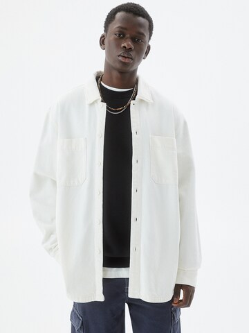 Pull&Bear Comfort Fit Skjorta i vit: framsida