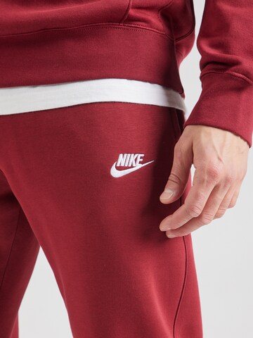 Tapered Pantaloni 'Club Fleece' de la Nike Sportswear pe roșu