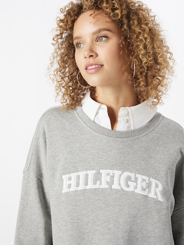 TOMMY HILFIGER Sweatshirt in Grau