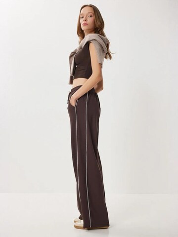 Wide leg Pantaloni di Happiness İstanbul in marrone