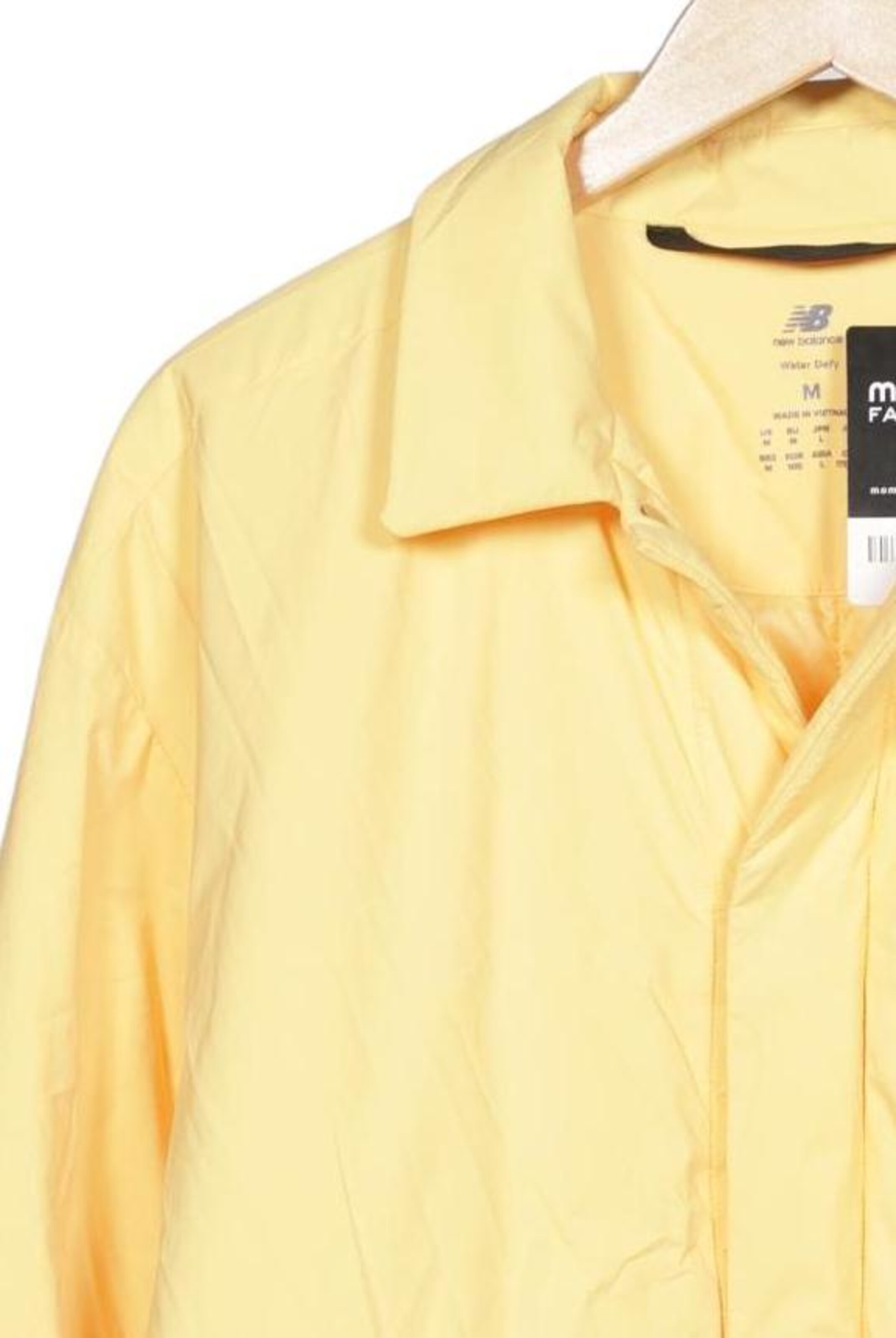 new balance Jacket & Coat in M in Yellow