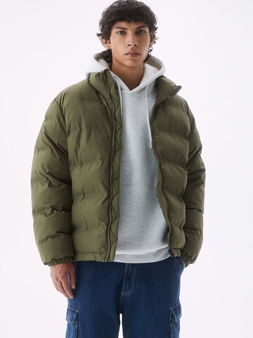 Pull&Bear Winter Jacket in Green: front