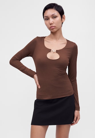 Tricou 'CAMRYN' de la GUESS pe maro