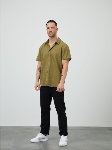 DAN FOX APPAREL - Regular Fit Camisa 'Logan' em verde