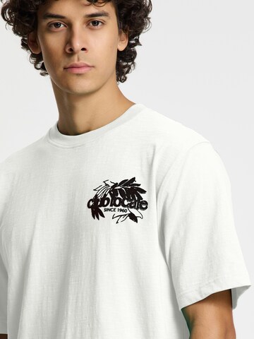 Tricou 'Finn Club Locale' de la Shiwi pe alb