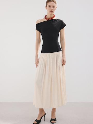 Rochie 'Gelato' de la MANGO pe bej: față