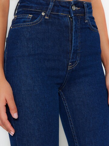 Trendyol Flared Jeans in Blau