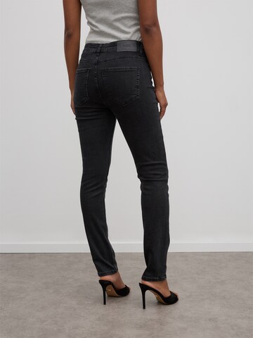 RÆRE by Lorena Rae Slimfit Jeans i svart