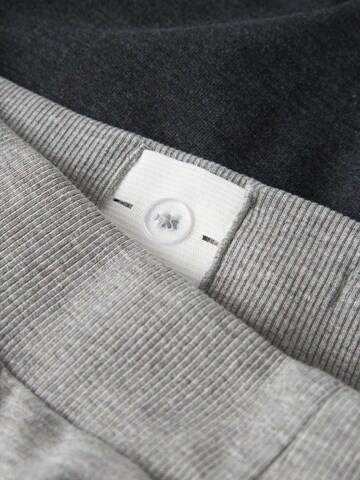 TWO SOON Regular Trousers in Grey