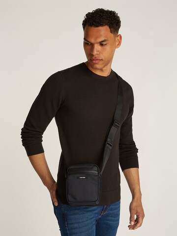 Calvin Klein Olkalaukku 'ESSENTIAL' värissä musta