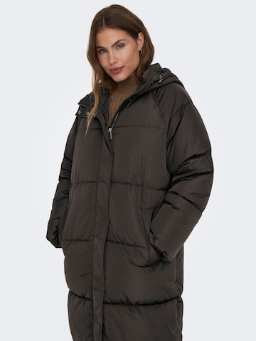 Manteau d’hiver 'EVI' ONLY en marron : devant